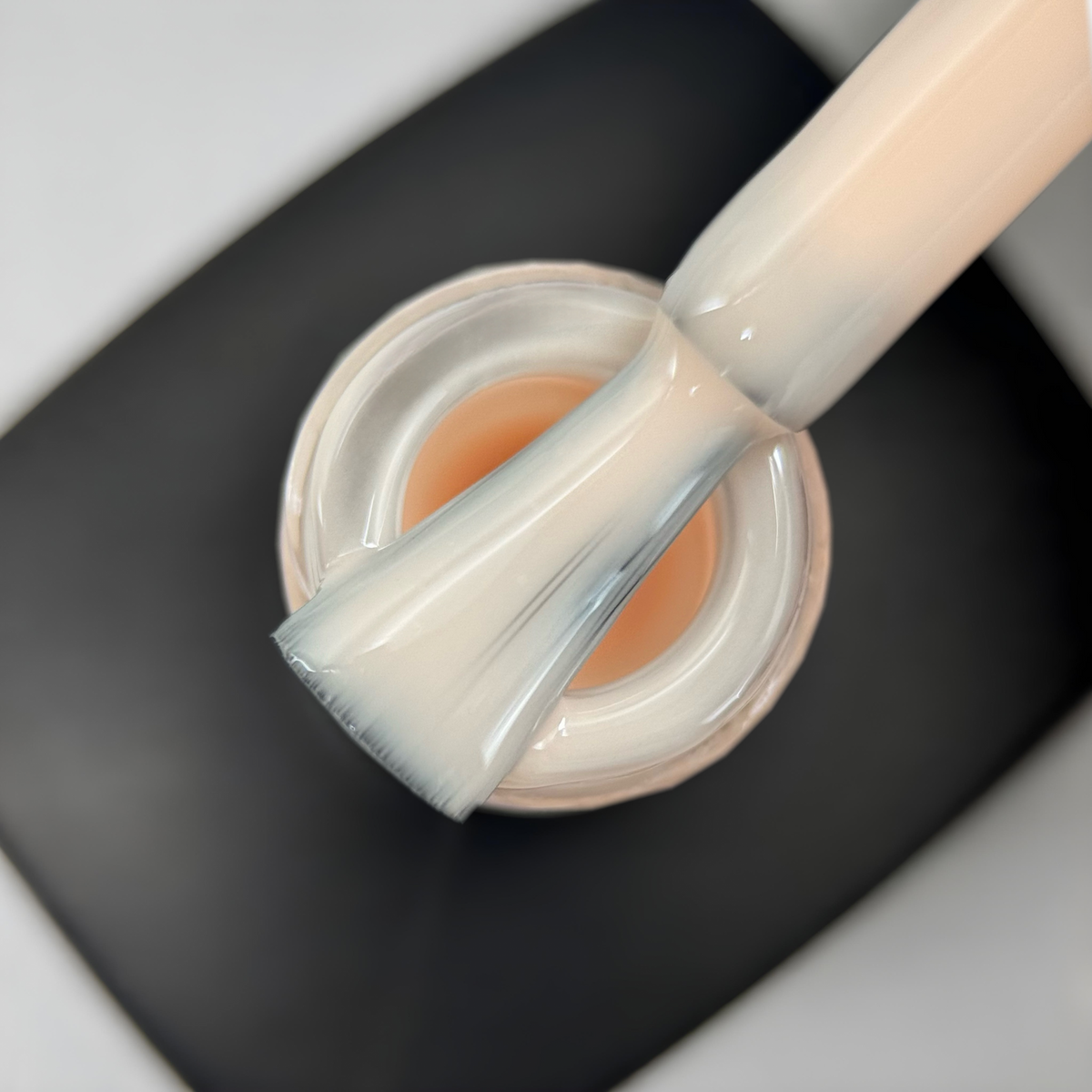 Builder in Bottle Cover 8 Beyond Nude | Gel de construction auto-égalisant en flacon