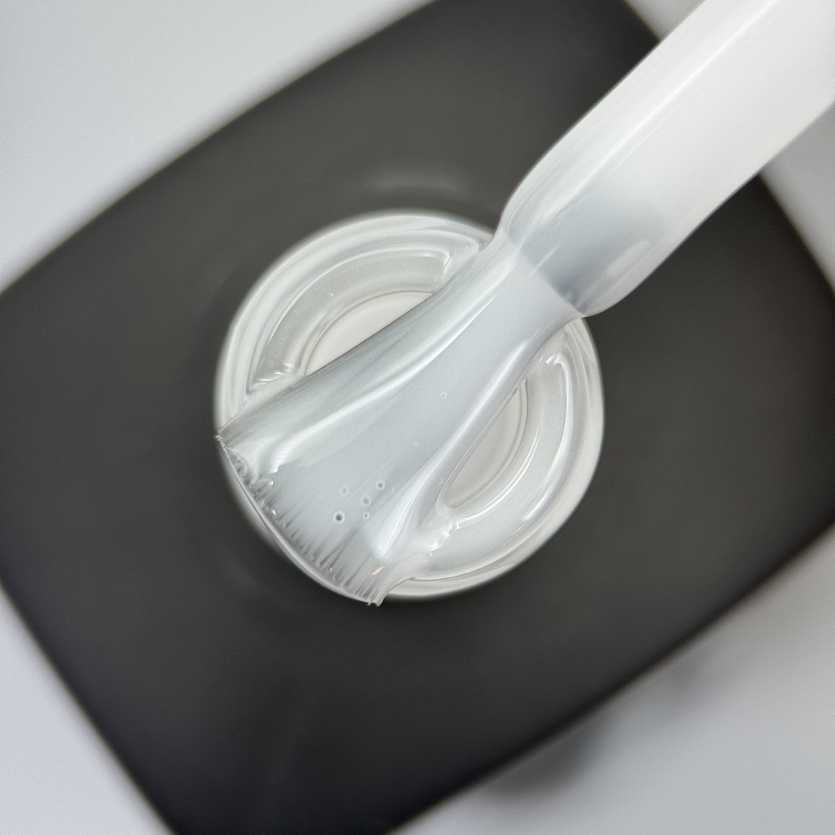 Builder in Bottle Milky White | Gel de construction autonivelant en flacon